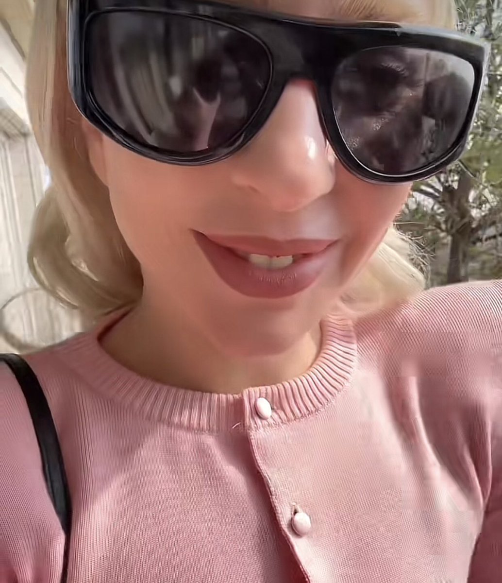 Danpeviv's tweet image. Miren la forma en que Lady Gaga agarra el teléfono para grabar. 😭