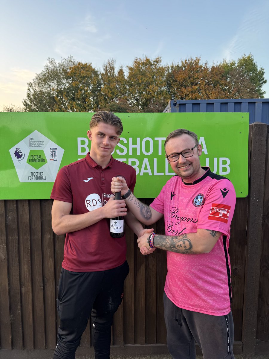 ⭐️ POTM ⭐️

September player of the month has been awarded to FREDDIE JAMIESON, awarded by matchday ball boy Ollie!

Freddie has produced some standout performances to earn us some vital points and never lets us down!!!

Congrats, Fred 👏🫡

#Baggies <a href="/ComCoFL/">Combined Counties Football League</a>
