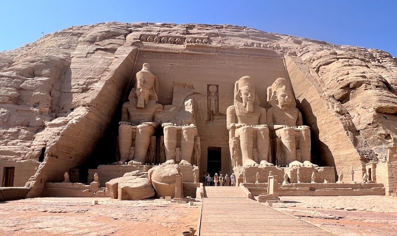 robertogarcesba's tweet image. #AbuSinbek #AbuSimbelTemples

Me and Abb’s statues at Abu Simbel temples.
—-
Las estatuas de Abb y de mí en los templos de Abu Simbel.