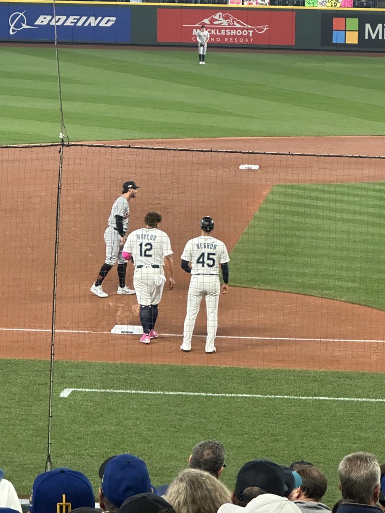AshleyLolaRyan's tweet image. From the edge of your seat baseball, to endless family hugs, to singing You Gotta Fight for Your Right with 47,000 of my closest friends, to Humpy’s 1st win, to our ALCS bound baseball team; last night was truly incredible. Congrats @Mariners & Seattle! LFG!!
#SeizeTheMoment