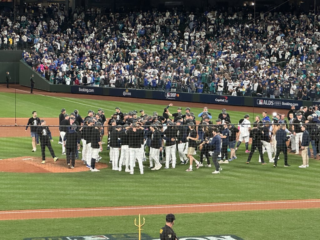 AshleyLolaRyan's tweet image. From the edge of your seat baseball, to endless family hugs, to singing You Gotta Fight for Your Right with 47,000 of my closest friends, to Humpy’s 1st win, to our ALCS bound baseball team; last night was truly incredible. Congrats @Mariners & Seattle! LFG!!
#SeizeTheMoment