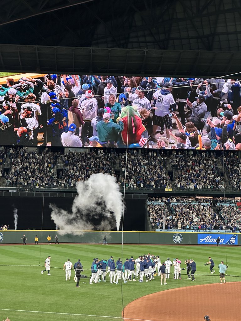 AshleyLolaRyan's tweet image. From the edge of your seat baseball, to endless family hugs, to singing You Gotta Fight for Your Right with 47,000 of my closest friends, to Humpy’s 1st win, to our ALCS bound baseball team; last night was truly incredible. Congrats @Mariners & Seattle! LFG!!
#SeizeTheMoment