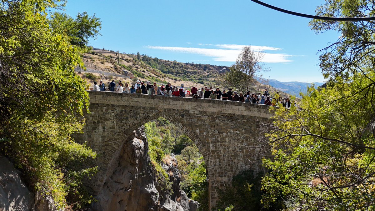 Kmarasoakademi's tweet photo. 📍 Öğretmen Akademileri yeni döneme Tarihi Süleymanlı Gezisi ile başladı.
Soğukpınar Çeşmesi, Roma Yolu ve Zeytun Taş Köprü rotasında yapılan gezi, öğretmenlerimizi tarih, kültür ve doğayla buluşturdu.
🤝 @Kahramanmaraş İl MEM &amp; @Kahramanmaraş Büyükşehir Belediyesi iş birliğiyle https://t.co/JGRERehyYL