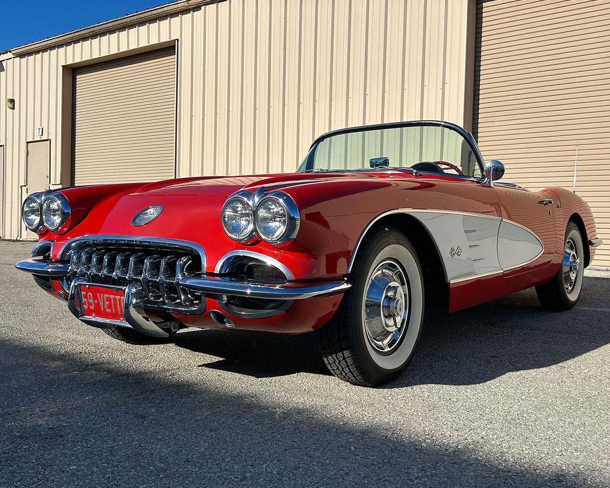 Barrett_Jackson's tweet image. Show-stopping #Corvette styling meets custom craftsmanship. This 1959 @Chevrolet Corvette custom convertible is powered by a 5.7-liter #V8 paired with a 3-speed automatic transmission.

Learn more: bit.ly/AZ25TW-1959Che…