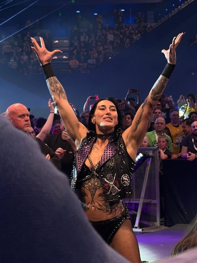 weshlateam's tweet image. Le ppv #WWECrownJewel #WWECrownJewelML ETAIT RICHE ÉMOTION ET DES FRISSONS ET UNE DINGUERIE