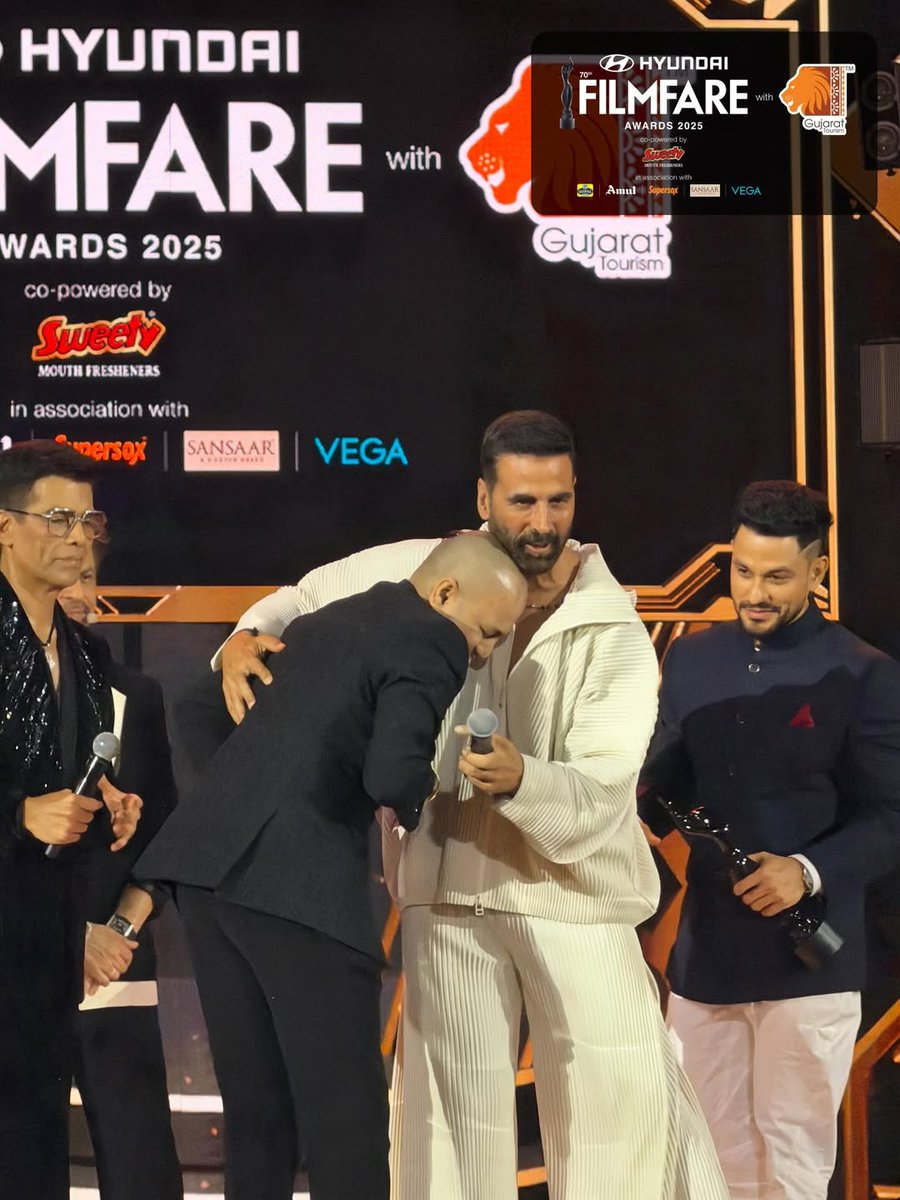 BollyLit's tweet image. Aditya Suhas Jambhale wins the Filmfare Award for Best Debut Director for Article 370.

And while receiving the award, he touched the feet of megastar #AkshayKumar.