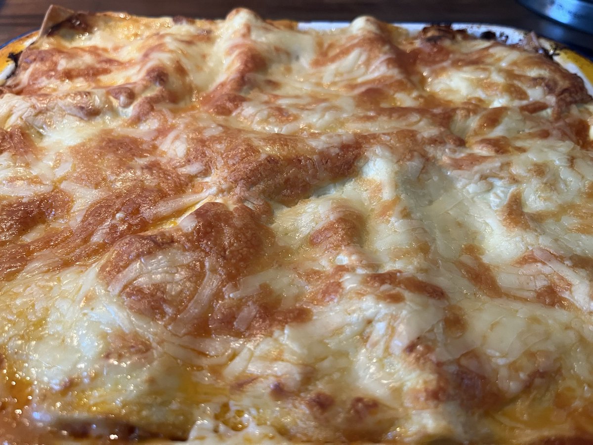 AmnahIqbal's tweet image. #SaturdayVibes Autumn walk to do some errands and appreciating how the trees look now. 🍁🍂
Made homemade lasagne carbing up for tomorrow’s Manchester Half.💪🏼😊