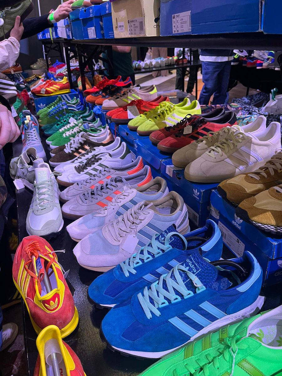 adilad73's tweet image. Great afternoon at @lacesoutfest with @mickycot and brilliant to bump into a few 3 stripe legends too @griffwebber @GwaliaClassics @AlanShepo69 @ianjohno77 @Dadidassler @BoxparkLvrpool 👊🏼🍻 
#LacesOut #Liverpool