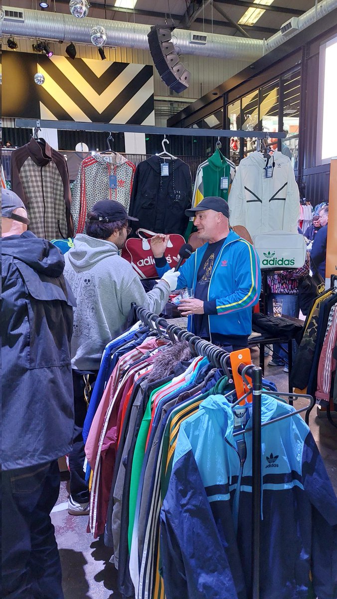 adilad73's tweet image. Great afternoon at @lacesoutfest with @mickycot and brilliant to bump into a few 3 stripe legends too @griffwebber @GwaliaClassics @AlanShepo69 @ianjohno77 @Dadidassler @BoxparkLvrpool 👊🏼🍻 
#LacesOut #Liverpool