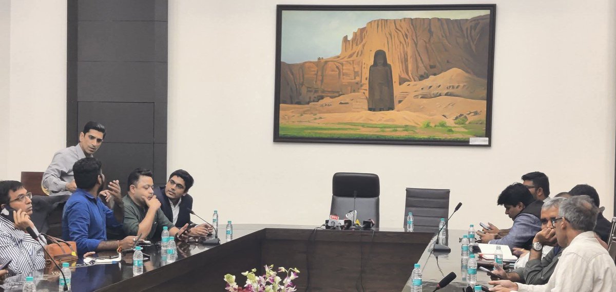 sauravyadav1133's tweet image. फिर वही बात दोहरा रही हूँ.

चीन से हाथ मिलाया क्योंकि वो बड़ा देश है.

बार बार &quot; मैने सीज़फायर करवाया&quot; ये बोलने के बाद भी ट्रंप को मुँह तोड़ जवाब नही दिया , न टैरिफ़ का विरोध किया, क्योंकि अमेरिका बड़ा देश है.

नेतन्याहू से दोस्ती के बाद और दिनरात इज़राइल के गुण गाने के बाद भी UN…