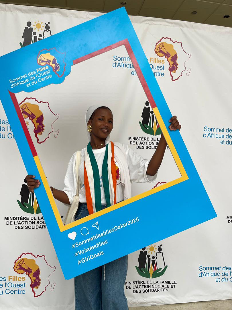 Présente au #sommetdesfillesdakar2025, ambassadrice de la paix à Bouna, porte haut la voix des filles de sa communauté.
Dans sa zone, elle s’engage chaque jour pour prévenir la violence, promouvoir la paix et bâtir un avenir meilleur #PourChaqueFille
<a href="/UNICEFAfrica/">UNICEF Africa</a>
