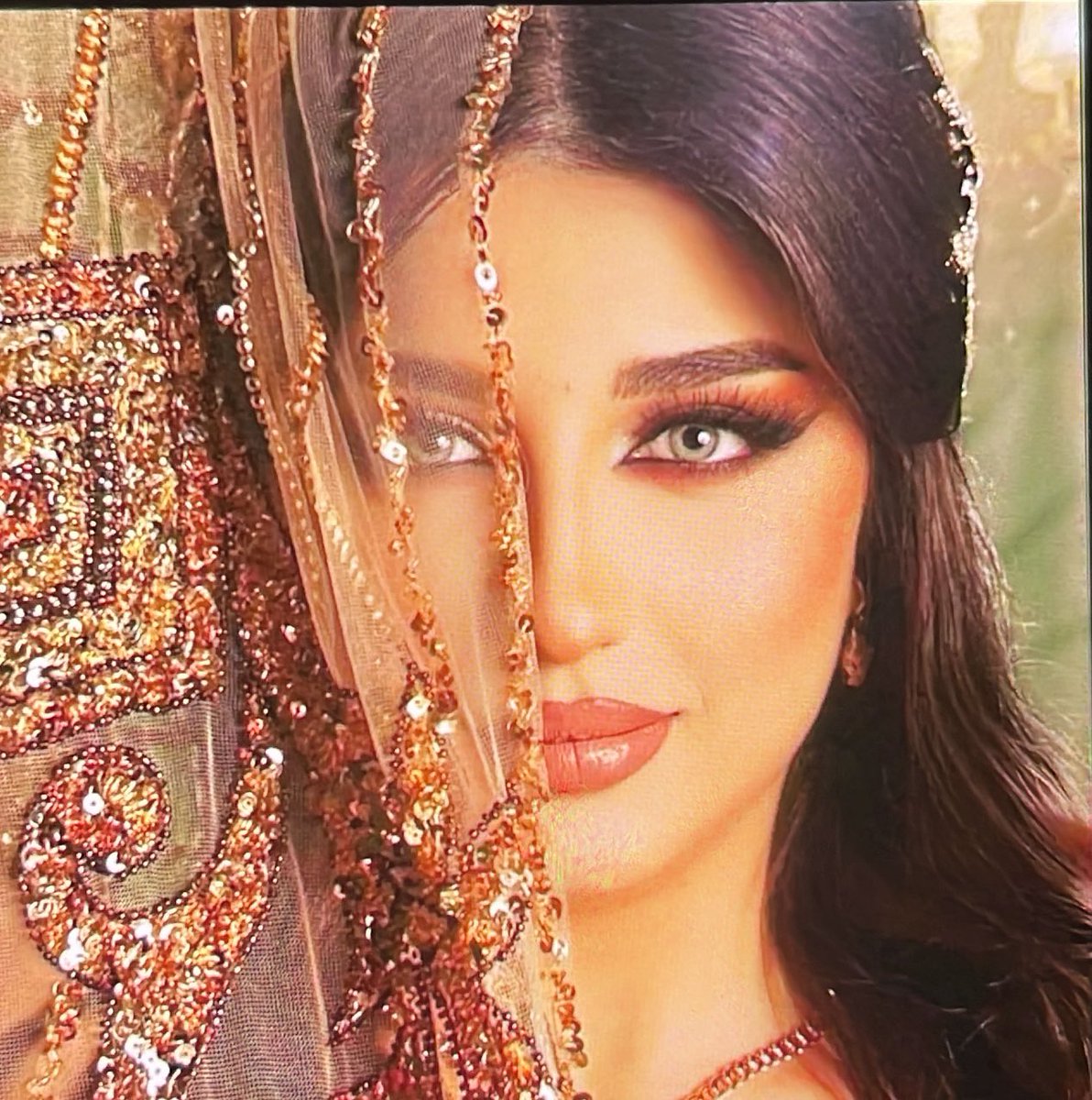 HaifAlb122's tweet image. كُنْ أنتَ .. أنتَ ولا تَكُنْ كِسـواكَ 
            بعــضُ التَّصنُّــعِ مُرهِــقٌ لِقــواكَ 
أثْبِــتْ وجُـــودَكَ للعوالِــم كُلِّهـا 
                لا تنحـــنِ إلَّا لمَــــنْ .. سواك
#الحب_في_نظرك_هو 
#حبيت_أقول