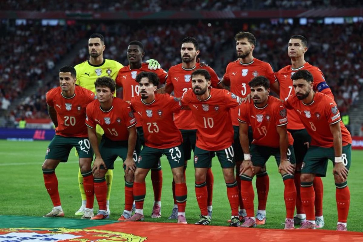 arielipillo's tweet image. 🚨🚨🚨🚨🚨🚨🚨🚨🚨

La alineación oficial de Portugal 🇵🇹🇵🇹🇵🇹🇹

Diogo Costa

Nuno Méndez, Rubén Dias, Gonzalo Inacio, Diogo Dalot

Ruben Neves , Vitinha, Bruno Fernández 

Bernardo Silva, Pedro Neto, CR7 🐐