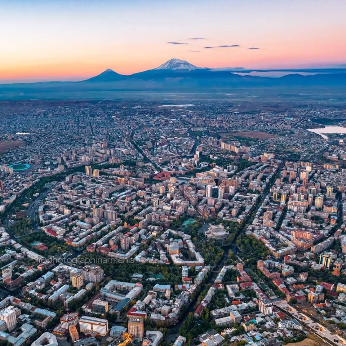 _Artaxias_'s tweet image. Aujourd&apos;hui, la capitale de l&apos;Arménie 🇦🇲, Erevan, célèbre ses 2 807 ans 🎂! 

Elle fut fondée en 782 av. J.-C. par le roi arménien Argishti Ier sur les ruines de la cité urartéenne d&apos;Erébouni (Urartu étant la civilisation qui donna naissance aux Arméniens) et elle est l&apos;une des…