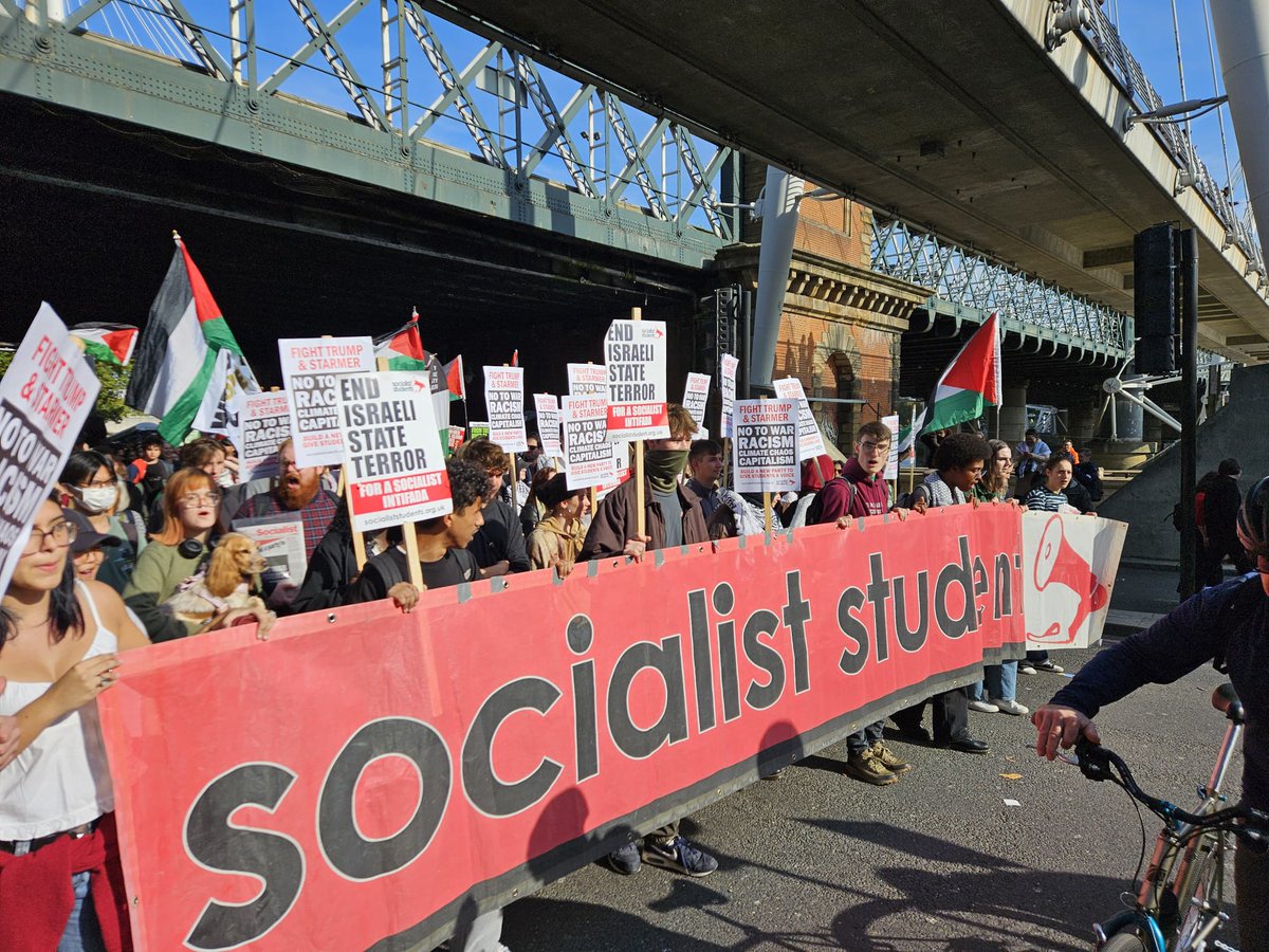 600,000 in London on #Gaza demo, media hardly covers it. Far-right march? Non-stop publicity! Why? One challenges the politics of capitalism, the other helps the super-rich divide and rule.  We need media, and society, in the hands of the 99.9%, not the 0.1%. We need #socialism!