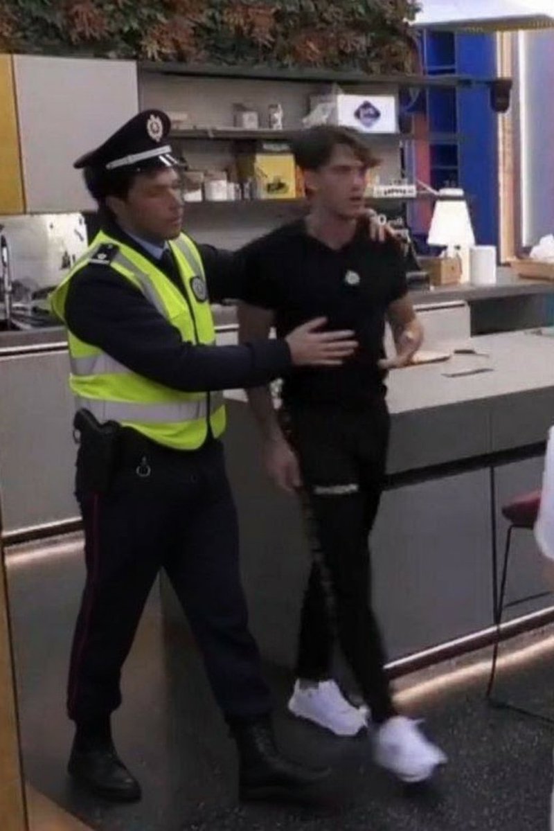 Menomale che a fermare la rissa tra Omer e Jonas c'era sul posto la polizia municipale #GrandeFratello <a href="/GrandeFratello/">Grande Fratello</a>