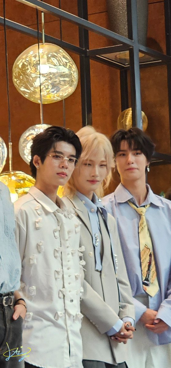 บทสนทนาแบบมโนๆ กาวล้วน

OMAR : ทุกคนน ดูนู่นสิๆ
YETAO : มองมาแล้วยิ้มหวาน "ไหนครับ"
HIADORN : หึ ก็ดูน่าสนใจดีนะ

NexT1DE PRINCE CAFE  #SiameseAssetxNexT1de
#DORN #佑泷 #DornKhumraj  #NexT1DE_DORN  #NexT1DE
#NexT1DE_HUYETAO #NexT1DE_Omar