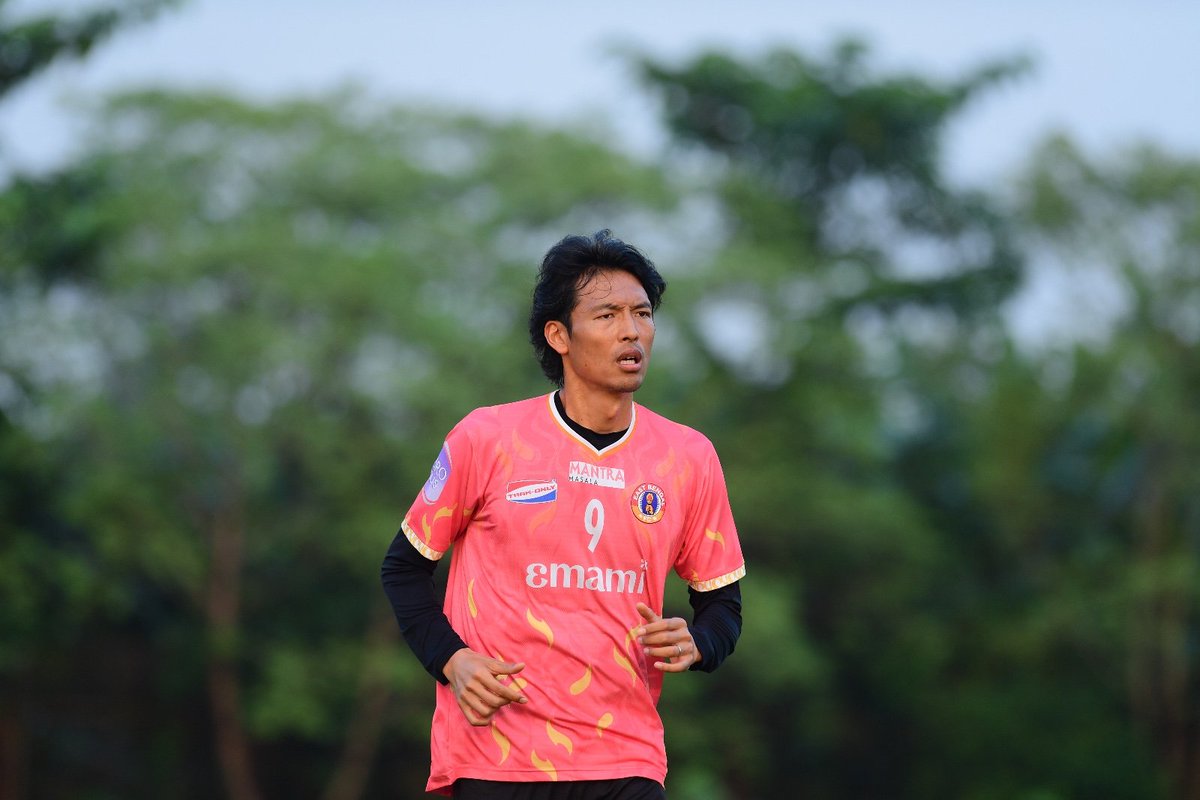 ebfchistory's tweet image. 🇯🇵 Hiroshi Ibusuki cleared his medicals yesterday and joined the practice with the East Bengal team today and trained for the full duration and looked quite fit.

He is expected to play a few minutes against Namdhari. He will don the no 9️⃣.

📸 EEBFC Media.
