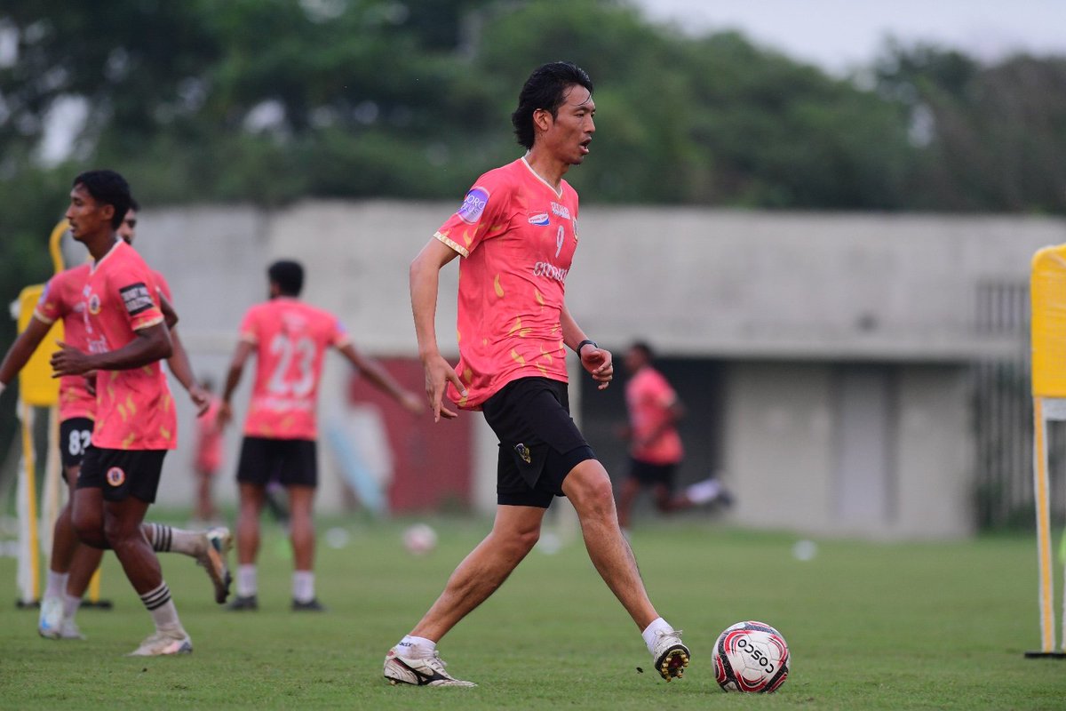 ebfchistory's tweet image. 🇯🇵 Hiroshi Ibusuki cleared his medicals yesterday and joined the practice with the East Bengal team today and trained for the full duration and looked quite fit.

He is expected to play a few minutes against Namdhari. He will don the no 9️⃣.

📸 EEBFC Media.