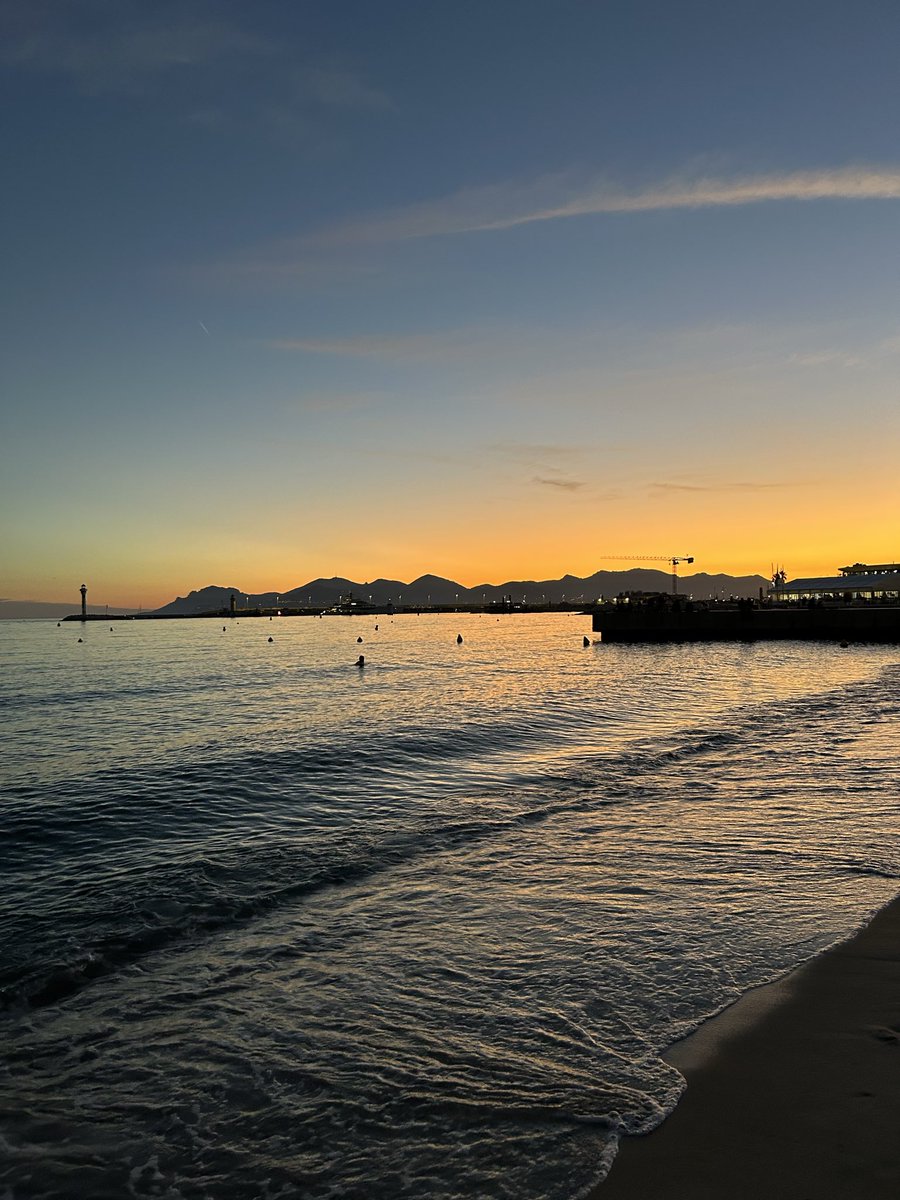 DonnieAddicted1's tweet photo. @DonnieWahlberg sunset in cannes https://t.co/3yVd7YYz0G
