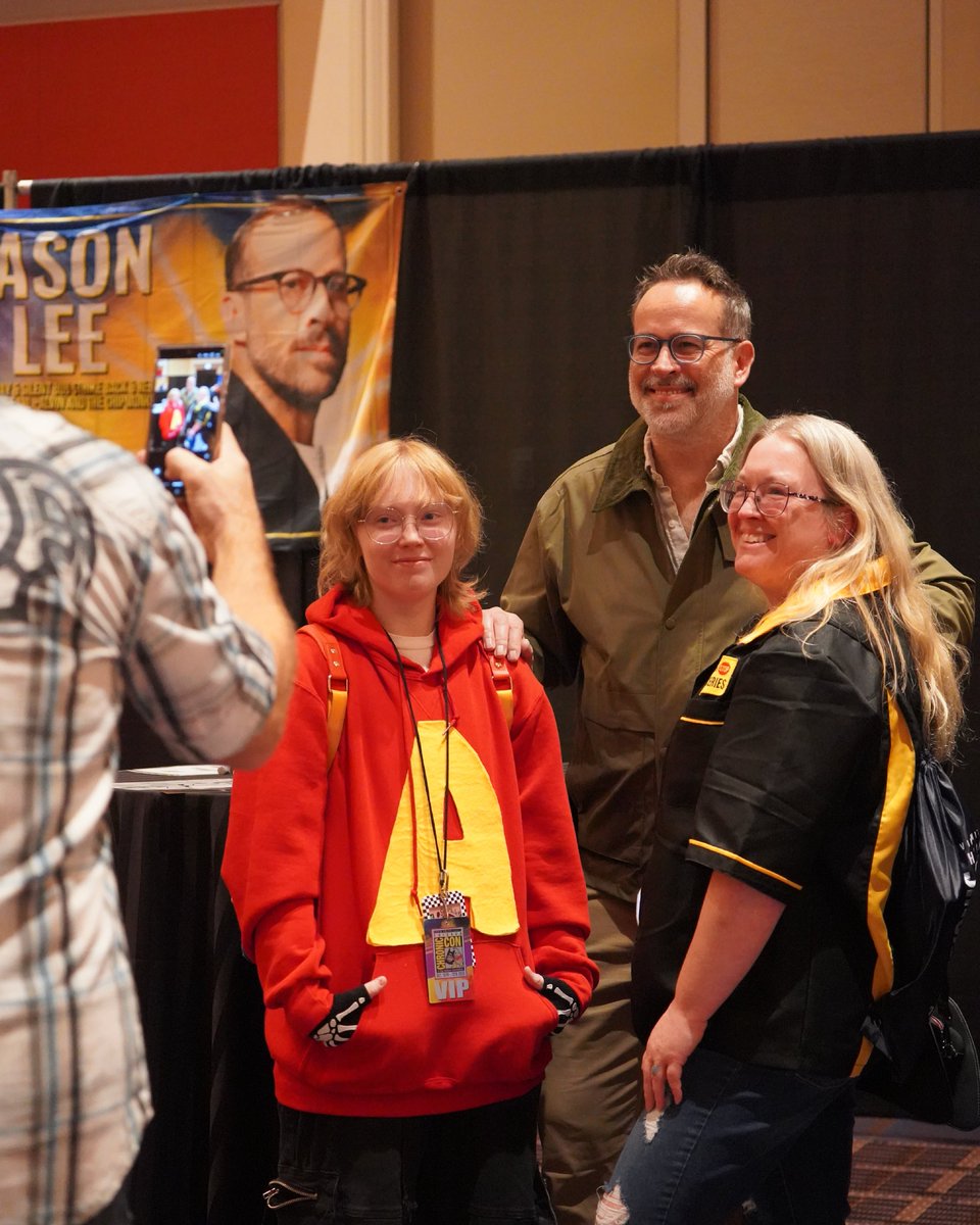 He taught us how to spot sailboats and wrangle singing chipmunks, all in a  day's work for Jason Lee! The Mallrats icon turned family film favorite is  hanging with fans at Chronic, image size:960x1200