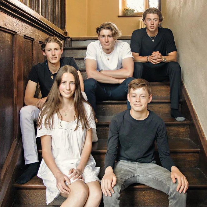 LOLgorithm_404's tweet image. Young members of the Osmanoglu family, rulers of the Ottoman Empire from 1299 to 1922.
