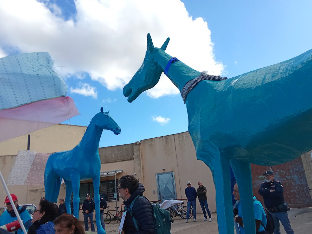 Pressenza_fr's tweet image. Des ‘manicomi’ aux centres fermés : la longue marche de Marc ... #CentresFermés #DirectiveRetour #FrancoBasaglia #Gjader #HouseOfCompassion #Latiano #MarcoCavallo #NetworkAgainstMigrantDetention #NicolasLesenfantsRamos #SansPapiers #SantéMentale #Shengjin pressenza.com/fr/2025/10/voy…