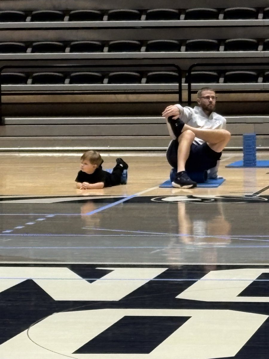CoachKennen's tweet image. Coaching is a really rewarding yet challenging profession.  They say that a single picture says 1000 words. Seeing @OspreyStrength @OspreyMBB practice this morning says it all.  @UNFOspreys make memories.  #Swoop #BirdsofTrey