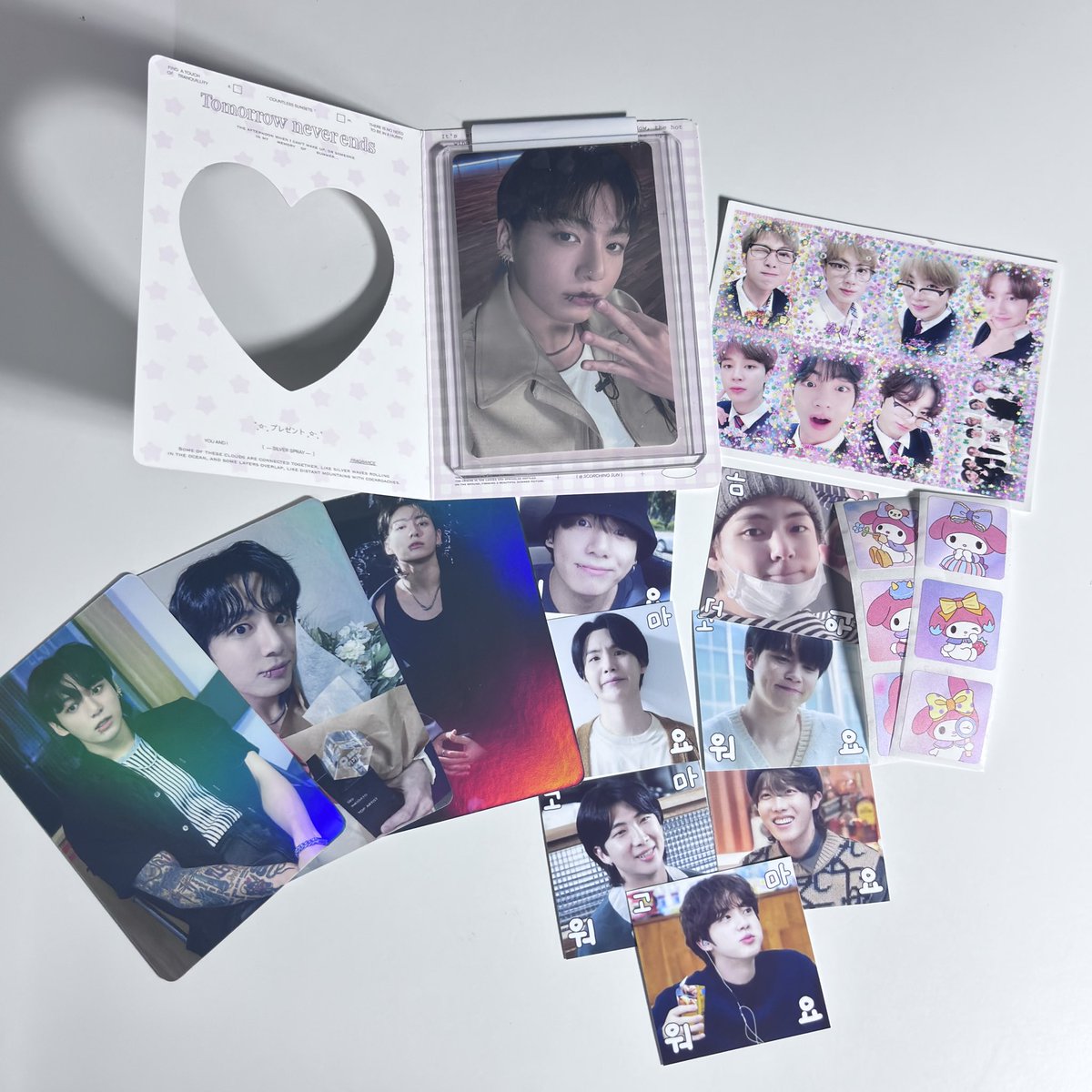 httpwaox's tweet photo. ได้รับการ์ดพี่จองกุกแล้วนะคะ ♥️ แพ็คมาแน่นหนาปลอดภัยดีมากมาก ของแถมเยอะมากด้วยค่ะ น่ารักทั้งนั้นเลยล่ะ ㅠㅠ พี่จองกุกหล่อมากกกกก ไอเริ้ปปป ไว้จะมาอุดหนุนอีกนะคะ #mitunaRW  🤲🏻 https://t.co/4MqPEdiRTN