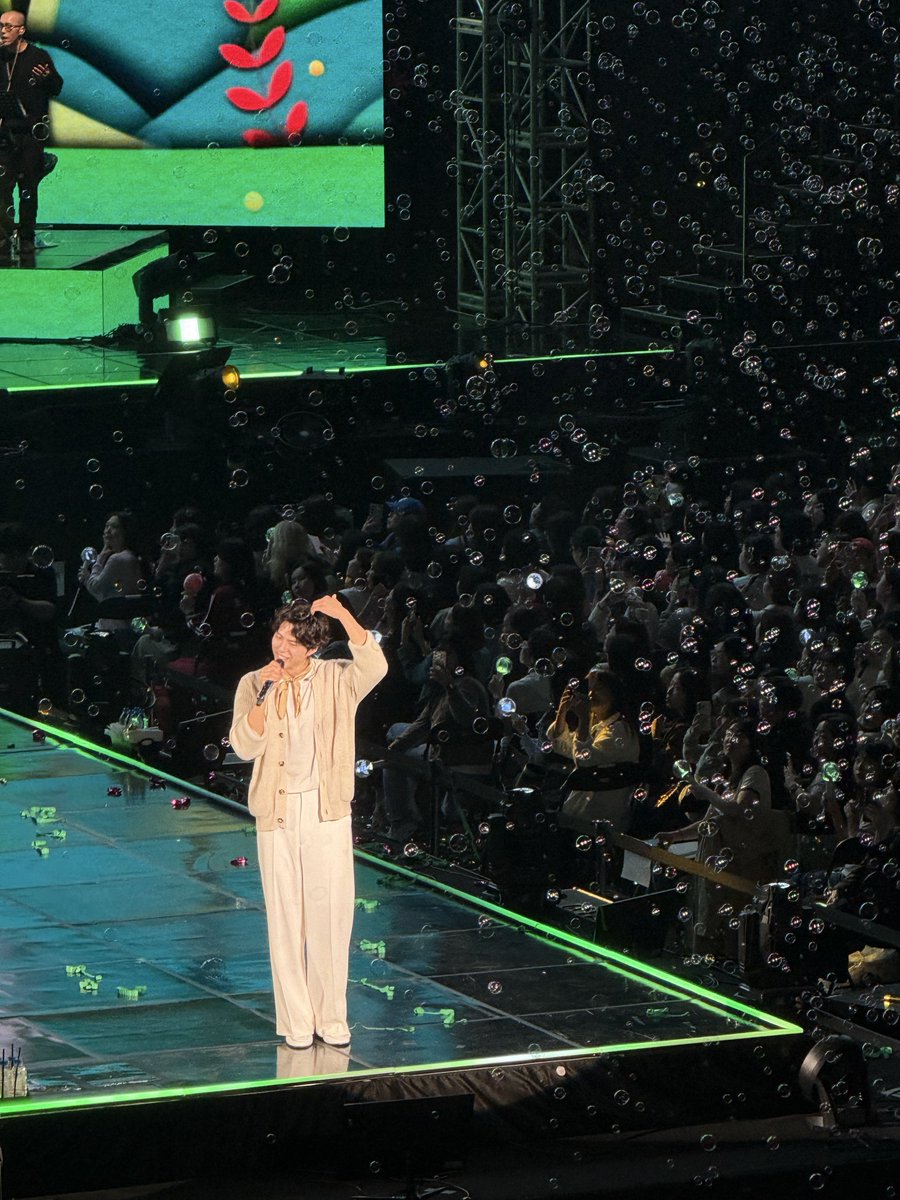 BBOGUMME's tweet photo. 보검님과 비눗방울🫧 무해하고 동그란 두 조합이 너무 예쁜 사딘! 그 큰 체육관을 이리저리 뛰어다니며 기뻐하던 ��습이 너어무 행복해보였구, 밝고 긍정적인 사람이 얼마나 빛이나는 건지, 그 사람 주변에는 얼마나 많은 사랑이 모여드는지 느낄 수 있는 따수운 하루였어요🤍🫧🫧
@BOGUMMY https://t.co/aB0deQG3cx