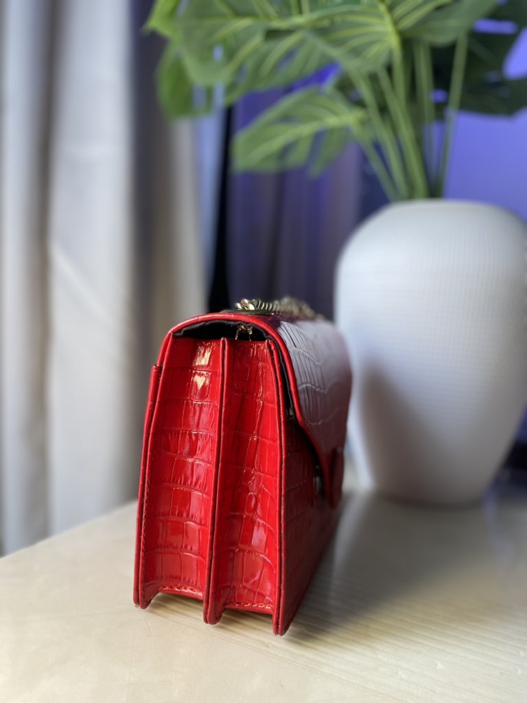 Uelleofficial's tweet photo. Red never goes unnoticed π
Own the moment, own the lookπ₯
Make it yours today β¨
Send us a DM or click the link in our bio to get yours before itβs gone
#uelle #leatherbags #qualitybagsinlagos #handbags #lagosvendors https://t.co/0y5fpbEP6h