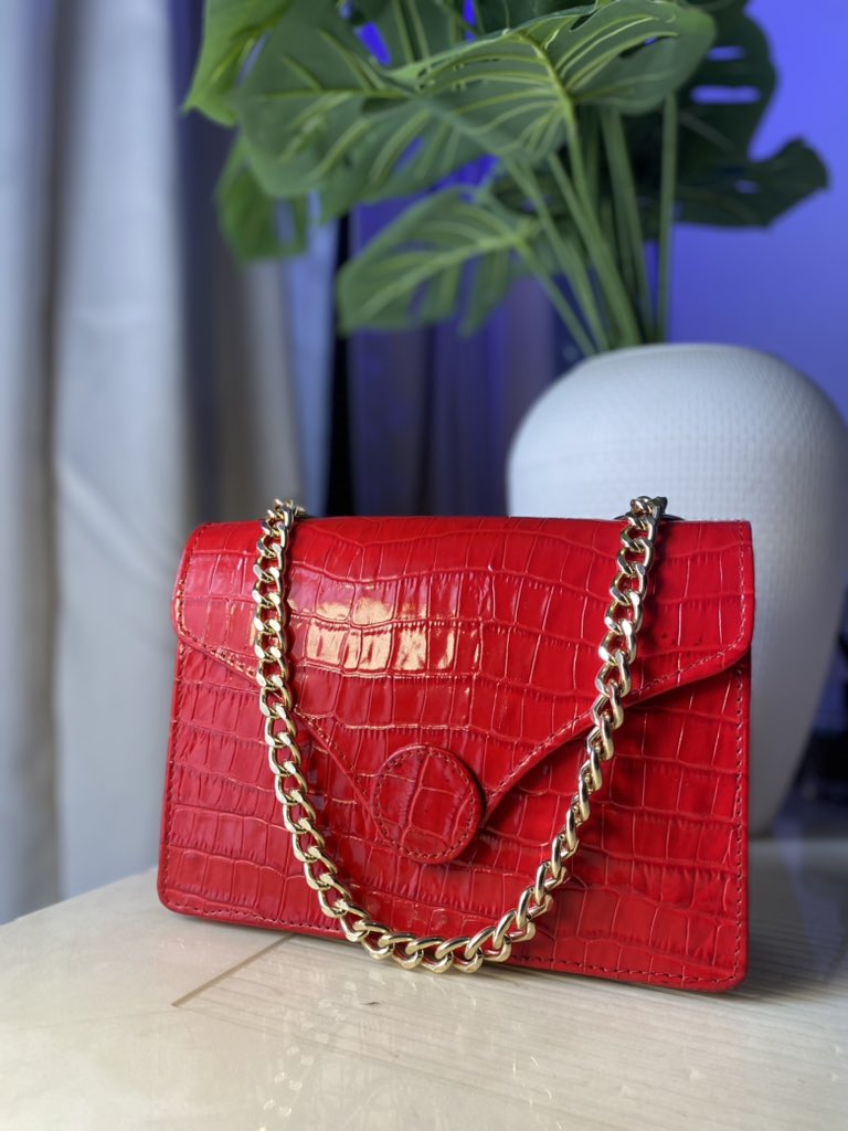 Uelleofficial's tweet photo. Red never goes unnoticed π
Own the moment, own the lookπ₯
Make it yours today β¨
Send us a DM or click the link in our bio to get yours before itβs gone
#uelle #leatherbags #qualitybagsinlagos #handbags #lagosvendors https://t.co/0y5fpbEP6h