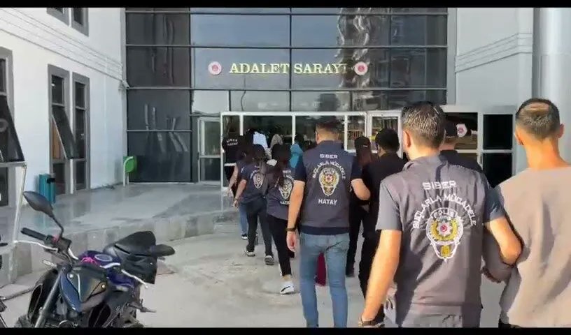 Hatay Merkezli 5 İlde Siber Suç Operasyonu
Hatay merkezli 5 ilde düzenlenen siber suç operasyonunda yasa dışı bahis ve suç gelirlerinin aklanmasına karıştığı tespit edilen 16 şüpheli yakalandı. 
kurtulusgazetesi.com/hatay-merkezli…
<a href="/HatayEmniyet/">Hatay Emniyet Müdürlüğü</a> 
#siber
#bahis 
#operasyon