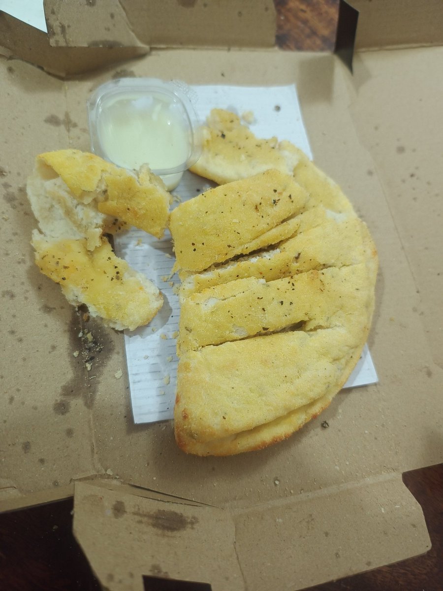nishuj1987's tweet photo. @zomato @zomatocare @eatclubsupport
Today I ordered pizza and garlic bread from the zomato of mojo pizza.
I received delivery more than an hr and which was 30 mins more than estimated time. I waited patiently for good food. But what I got was uncooked pizza and garlic bread. https://t.co/xQF4yXt6fS