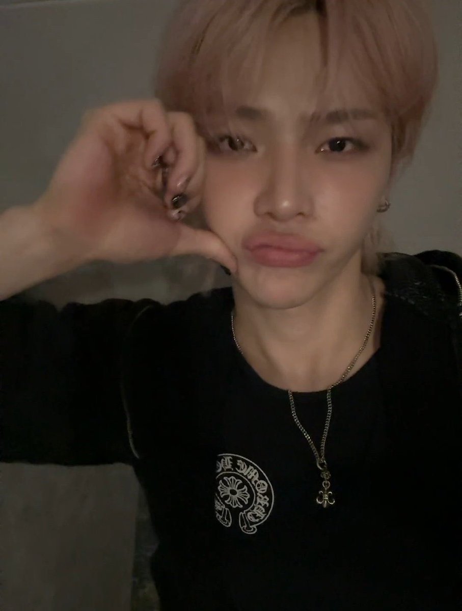 wenoomf's tweet image. ur getting cannibalised in 5 seconds boy