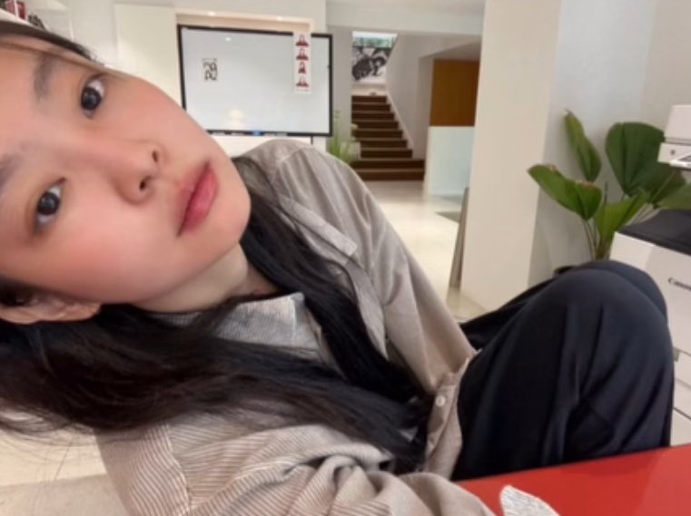BLACKPINKGLOBAL's tweet image. #JENNIE during [ZEN SERIF] Design Behind The Scene🤍

#제니 @jennierubyjane @oddatelier