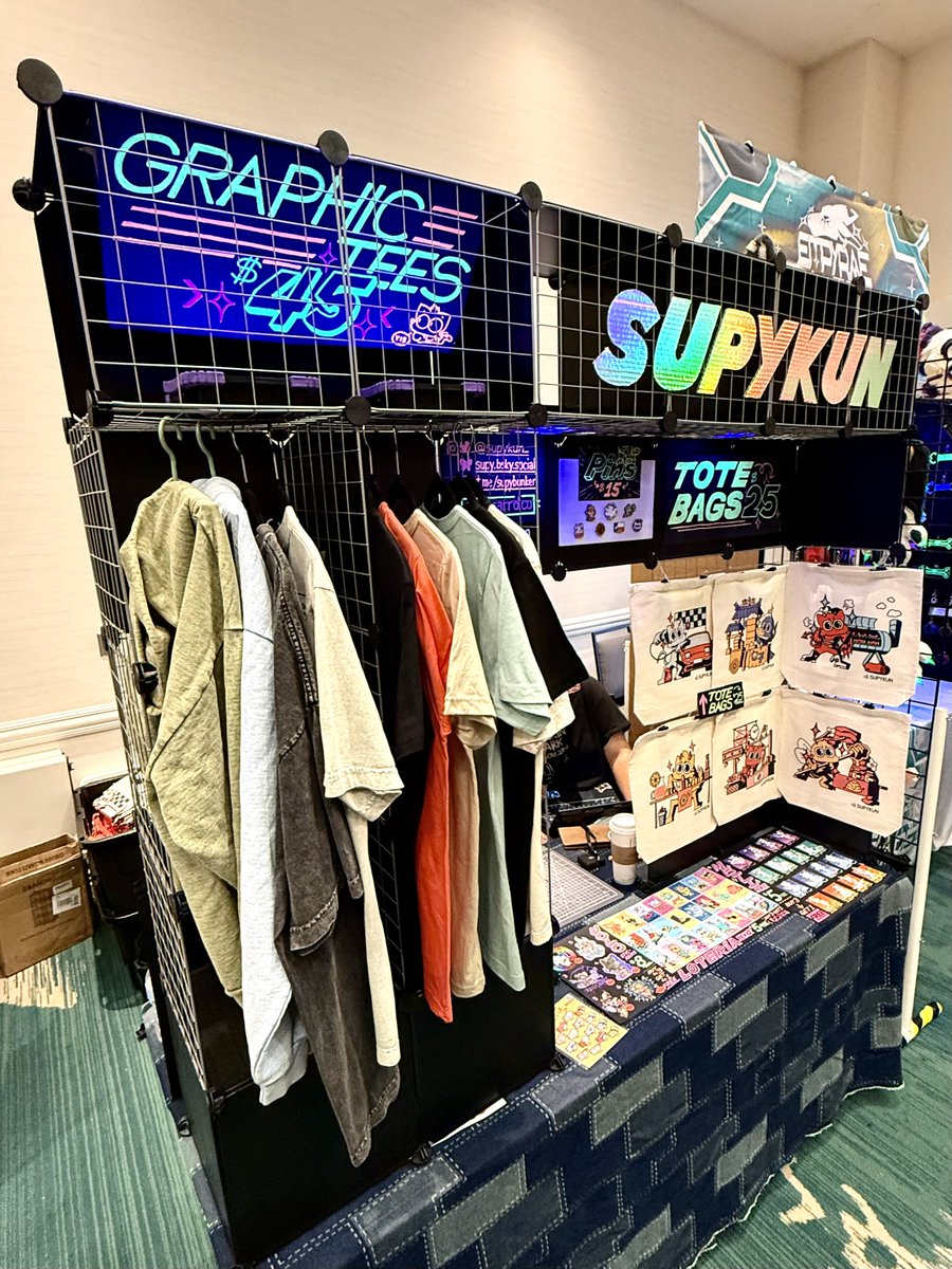 =[ BOOTH IS OPEN YALL ]=
★ come on down ★

#alamocityfurryinvasion (ACFI)
San Marcos, TX

⏰
[FRI] [SAT] 10:00 - 18:00
[SUN] 10:00 - 16:00

#acfi2025