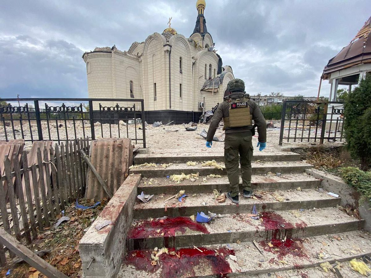 NAFOvoyager's tweet image. Very sad and tragic update.

In Kostiantynivka, russians killed a 4-year-old girl and a priest who tried to hide her in a church during the attack.

How many more of our kids must die before the world acts?
But I know the answer: the world doesn’t care.