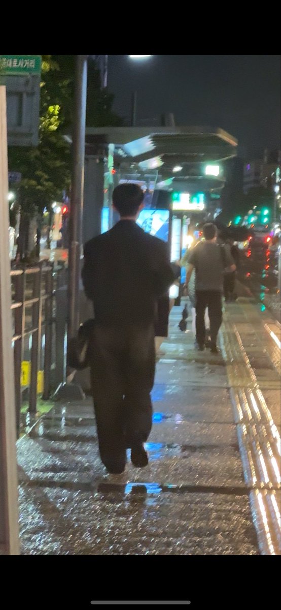 hy0117__'s tweet photo. 뒤에서 찍어서 죄송합니다
어젯밤 10시 반쯤, #광화문역 버스정류장에서 우연히 이분 만났어요.
외국인이라 길못찾는다고 헤매던 저에게 너무 친절하게 길 알려주시고 안내까지 해주셨는데…
혹시 이분 누구신지 아는 분 계신가요? #김민규 배우님과 느낌이 아주 비슷해요~
#서울 #사람찾습니다 #배우 https://t.co/HCaUt6NsdD