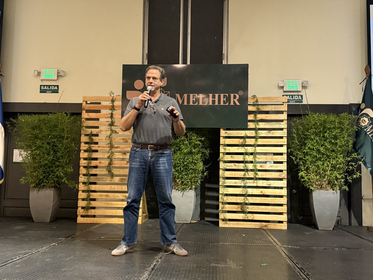 Hoy tuvimos el honor de compartir con el equipo de FUNDEMAS y su presidente, Tomás Regalado, durante nuestro Día de la Calidad. 💚
Nos acompañó con un mensaje inspirador sobre sostenibilidad y el valor de construir una cultura consciente dentro de las organizaciones.

“Me siento