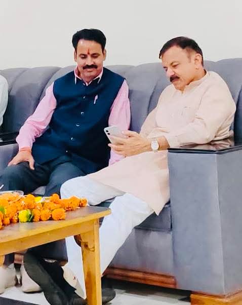 rakeshsharmarsn's tweet image. कैबिनेट मंत्री म.प्र.शासन परिवहन एवं स्कूल शिक्षा मंत्री मा.श्री Uday Pratap Singh जी के निज निवास राज्यमार्ग पहुंचकर सोजन्य भेंट की  l
इस अवसर पर पार्टी पदाधिकारी वरिष्ठजन व कार्यकर्तागण उपस्थित रहे l 
#RakeshSharma #udaypratapsingh