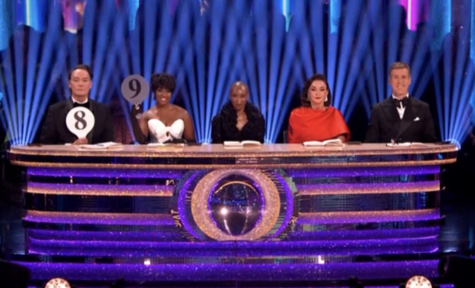 cynthia just sat in the middle whilst they score is sending me, she’s like a competition winner 😭 #strictly