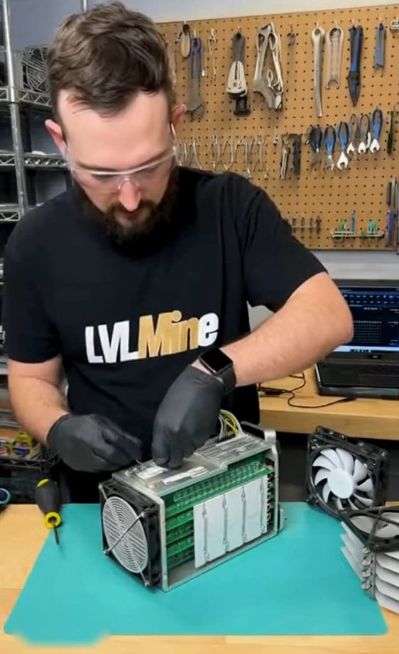 LvlMine's tweet image. 🛠️ Maintenance Day at LVLMine!
Our team is hard at work tuning and repairing ASIC miners to keep hashpower running at full speed ⚡
Reliable performance = consistent profits for our users 💰
📍 Precision. Power. Performance.
#CloudMining #CryptoMining #ASIC #BTCMining #MiningFarm