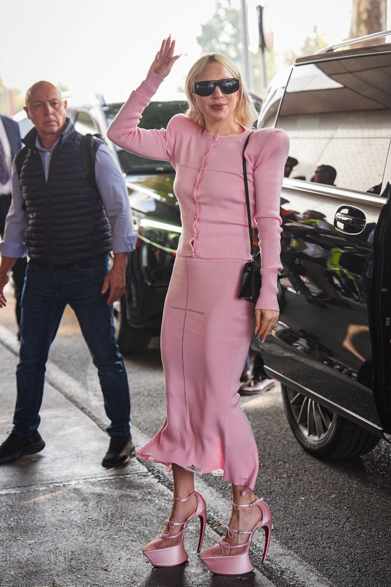 gagaimages's tweet image. [UHQ PHOTOS] Lady Gaga arrives at Linate Airport in Milan (Oct. 11)

More photos: bit.ly/4nLZDrv