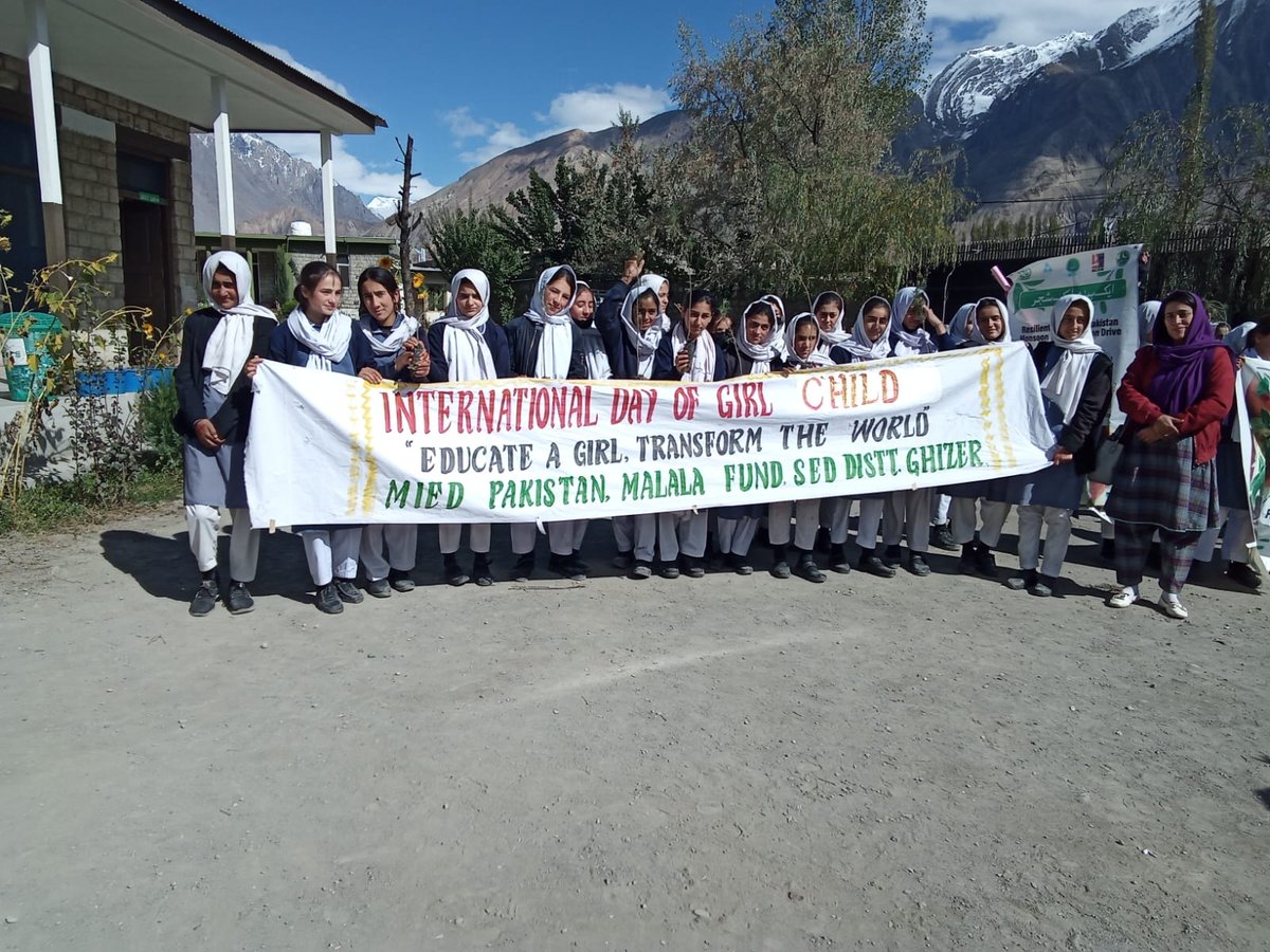 nishatriaz's tweet photo. اے ماؤں, بہنوں, بیٹیو دنیا کی عزت تم سے ہے
These champions of change in #Ghizer district of #Pakistan reminding everyone of the power,promise and potential of every girl.
@MalalaFund is proud to be working with these girls through our partner #MIED.
When girls succeed, the world succeeds.
 #InternationalDayofGirl