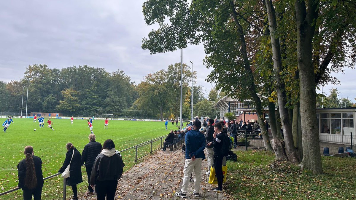 Vandaag #VitamineV tanken in Hengelo. In de 4e klasse E Oost nam <a href="/HVVHengelo/">HVV Hengelo</a> het op tegen Achilles E’de. Op sportpark “De Waarbeek” verloor de thuisclub dik met 1-5. Een knus sportpark met een prachtige tribune!🤩 #Groundhopping #amateurvoetbal