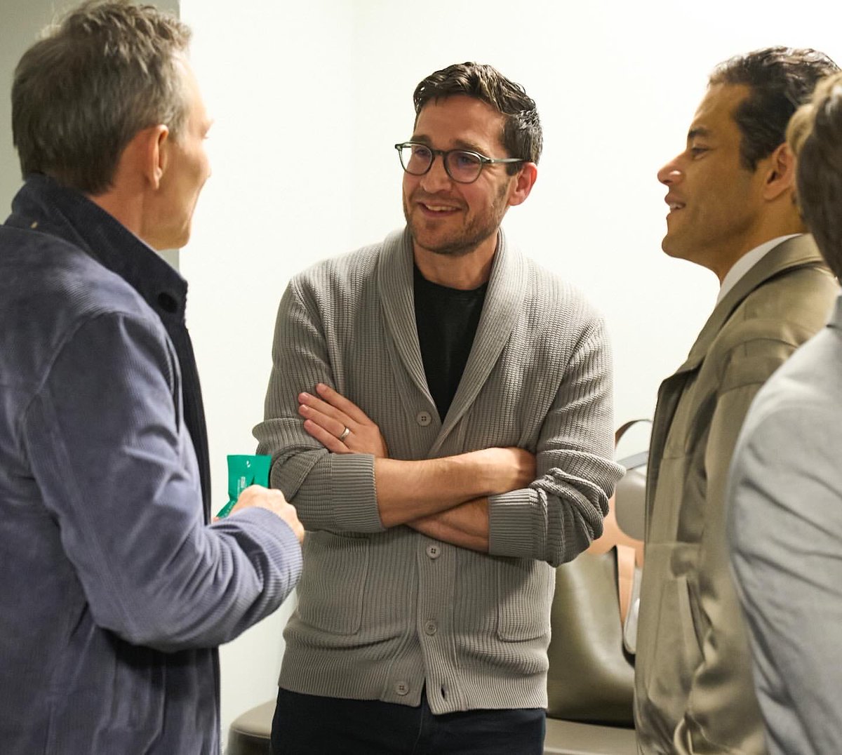 RamiMalek_br's tweet photo. Elliot e nosso amado Mr. Robot, que sempre cuidou do nosso menino lindo! 🥹🖤
Comic Con 2025 em Nova York! Obrigada @joshuahorowitz 📸
#ramimalek #christianslater #samesmail #mrrobot #comiccon2025 https://t.co/WciwU4PKUO