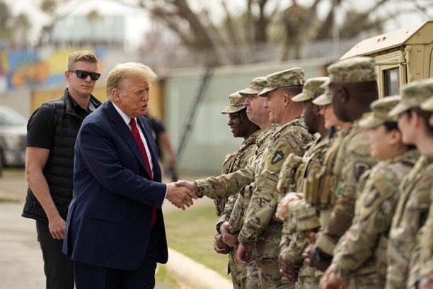 FFT1776's tweet image. PRESIDENT TRUMP IS PAYING THE TROOPS!!💸
Trump did it!!! Not Schumer!!!
Schumer is at a party funded by taxpayers.
Trump is paying the troops.
They’re not the same.
Not even close.