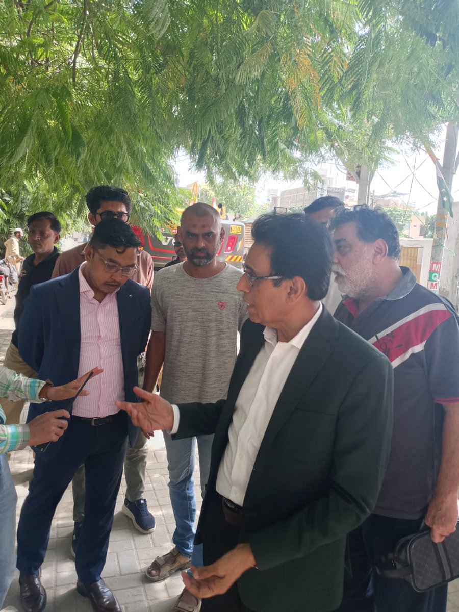 MQMPKOfficial's tweet image. چیئرمین متحدہ قومی موومنٹ پاکستان و وفاقی وزیرِ تعلیم ڈاکٹر خالد مقبول صدیقی نے فیڈرل بی ایریا ٹاؤن یوسی 5-B عزیزآباد میں اپنے فنڈز سے جاری ترقیاتی کاموں کا نومنتخب فیڈرل بی ایریا ٹاؤن کمیٹی کے ہمراہ تفصیلی جائزہ لیا۔
#MQMPakistan #ChairmanMQM @allaboutmqm