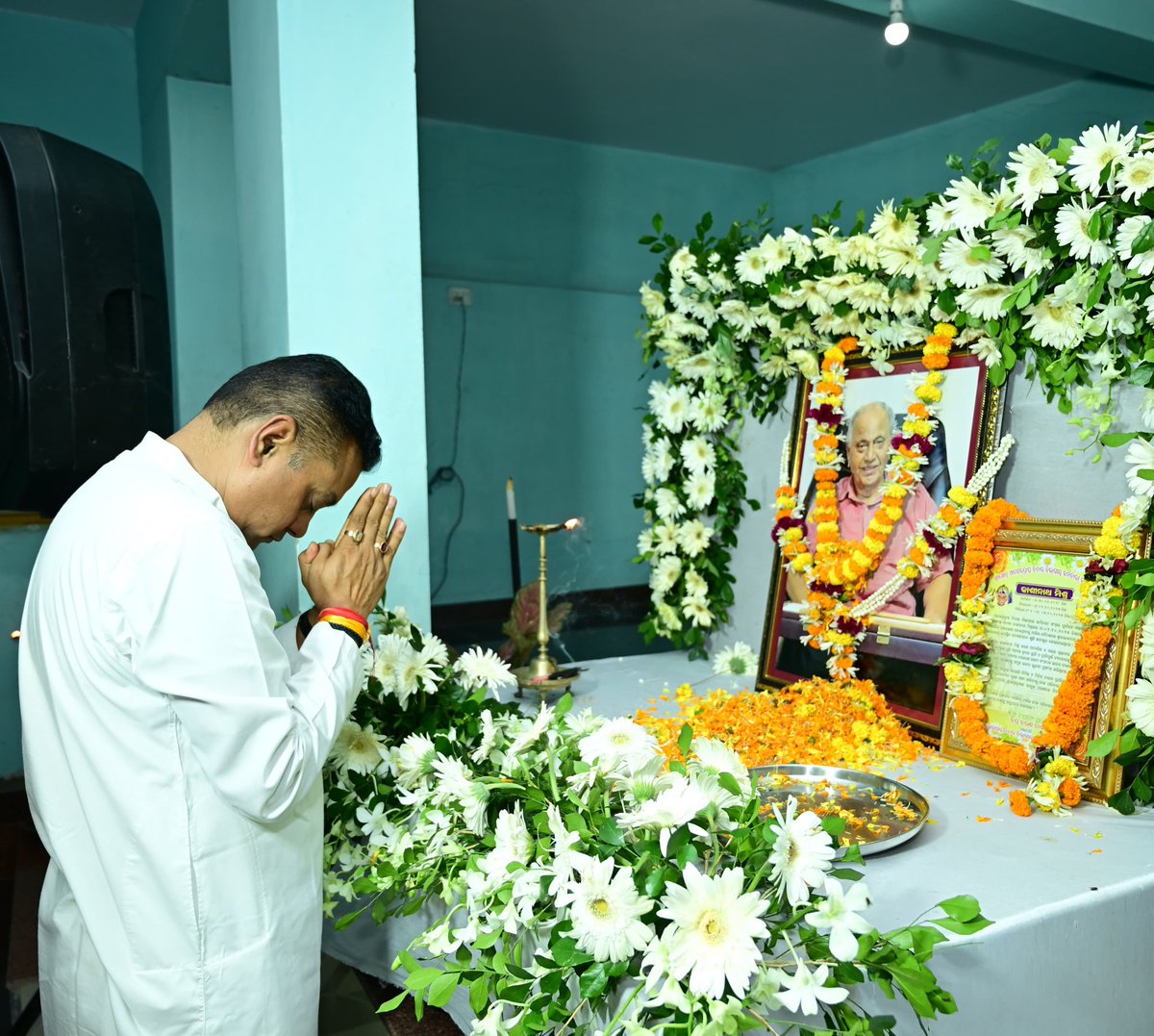 sambitswaraj's tweet image. ପୁରୀର ମାଟୀପଡ଼ା ଚକରେ ଆଜି ଅନୁଷ୍ଠିତ ଶ୍ରଦ୍ଧେୟ କାଶୀନାଥ ମିଶ୍ରଙ୍କ ଦଶାହା କାର୍ଯ୍ୟକ୍ରମରେ ସାମିଲ ହୋଇ ଶ୍ରଦ୍ଧାଞ୍ଜଳି ଅର୍ପଣ କଲି l